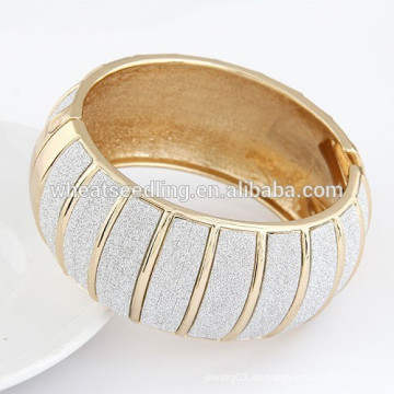 Exagerado Stereoscopic Stripe Metal punk estilo kara brazalete 11030636